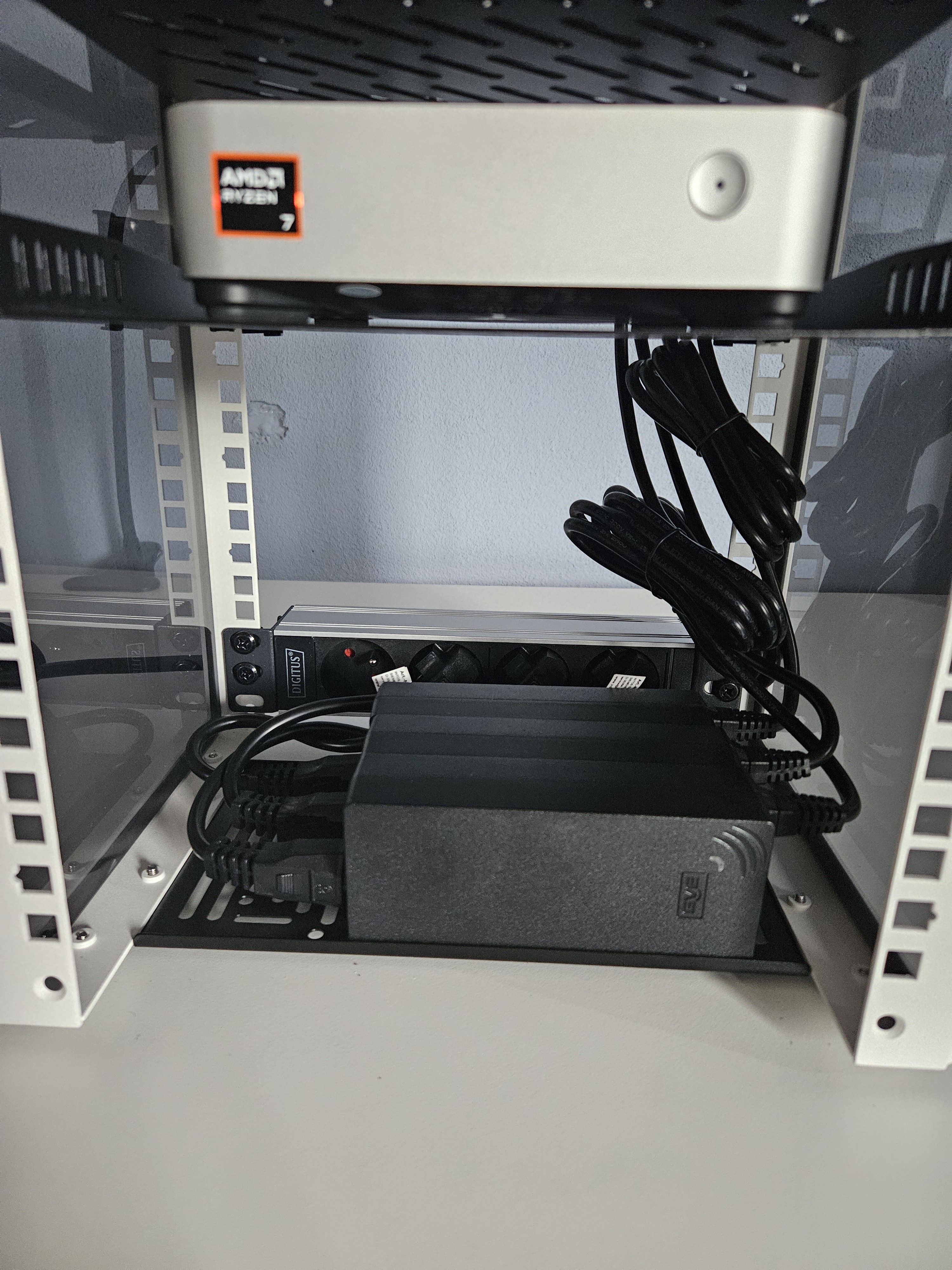 Final cable management with short power cables