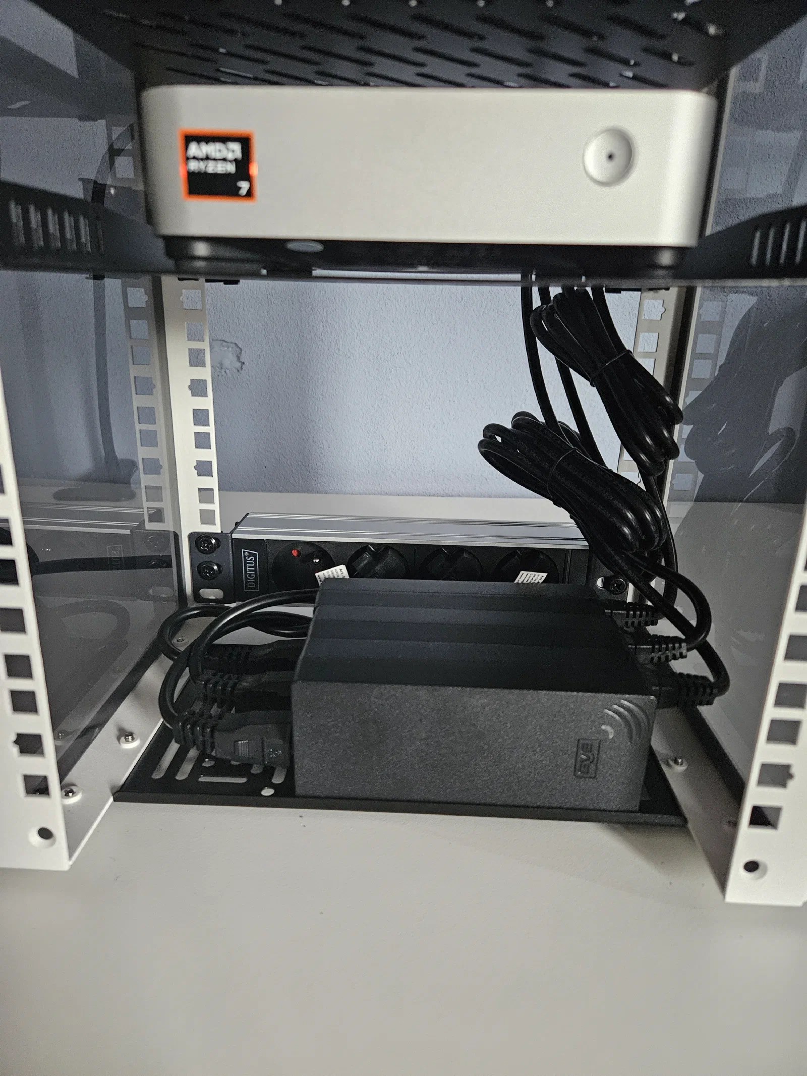 Final cable management with short power cables